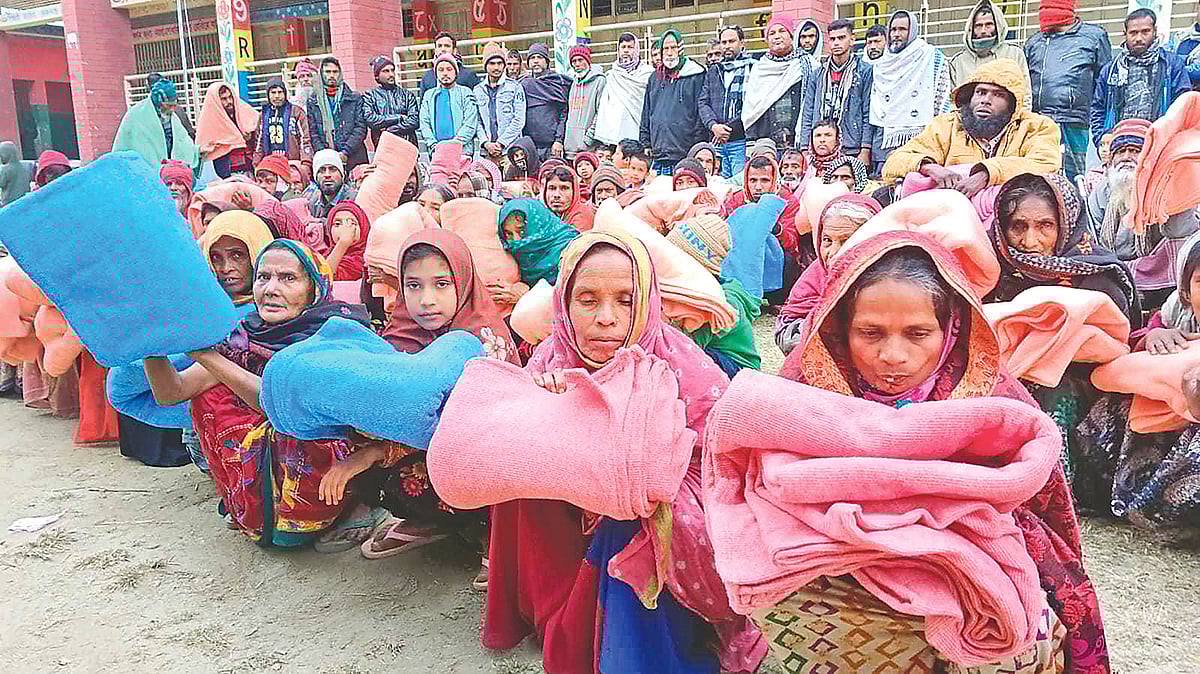 প্রথম আলো ট্রাস্টের দেওয়া কম্বল হাতে নারী–পুরুষসহ নানা বয়সী মানুষ। গতকাল বিকেলে ময়মনসিংহের গৌরীপুর উপজেলার ভাংনামারী ইউনিয়নের নাপ্তের আলগী সরকারি প্রাথমিক বিদ্যালয় চত্বরে