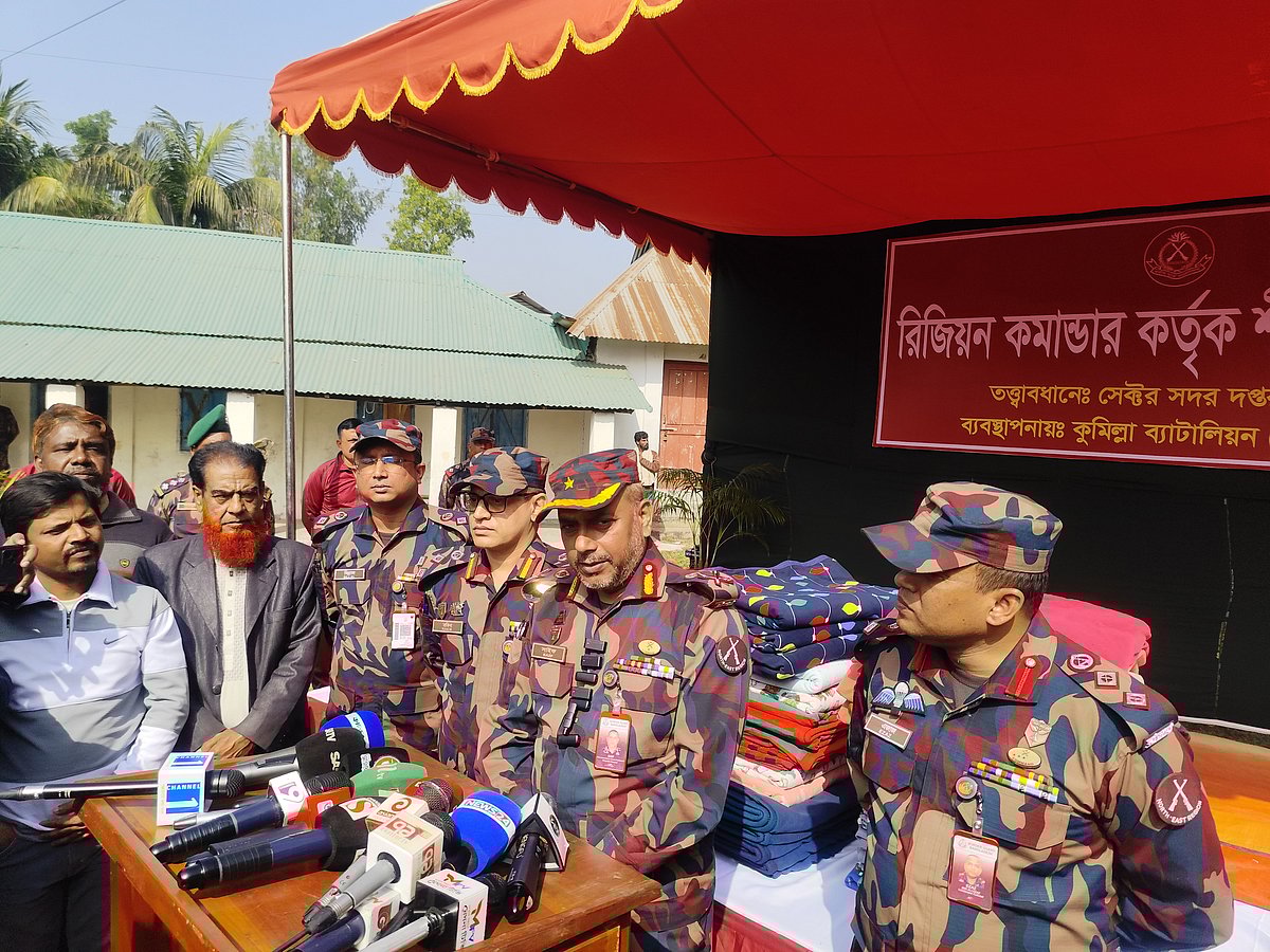 কুমিল্লার চৌদ্দগ্রামে শীতার্তদের মাঝে কম্বল বিতরণ অনুষ্ঠানে সাংবাদিকদের সঙ্গে কথা বলছেন বিজিবির অতিরিক্ত মহাপরিচালক ব্রিগেডিয়ার জেনারেল মোহাম্মদ সাইফুল ইসলাম চৌধুরী। মঙ্গলবার দুপুরে উপজেলার আমানগন্ডা আদর্শ উচ্চবিদ্যালয় মাঠে