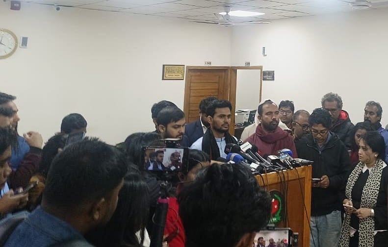 রাজধানীর আগারগাঁওয়ে নির্বাচন ভবনে প্রধান নির্বাচন কমিশনার (সিইসি) এ এম এম নাসির উদ্দীনের সঙ্গে বৈঠক শেষে আসিফ মাহমুদ সাংবাদিকদের সঙ্গে কথা বলেন। ৬ জানুয়ারি