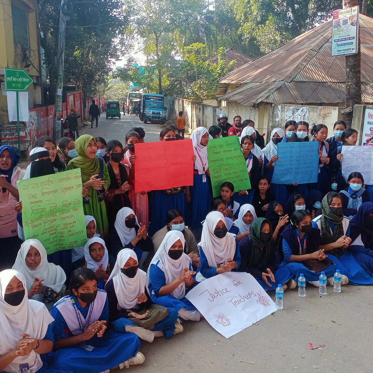 শিক্ষক লাঞ্ছিতের প্রতিবাদে রাঙামাটির আসামবস্তি–তবলছড়ি সড়ক অবরোধ করে শিক্ষার্থীরা। আজ দুপুরে তোলা