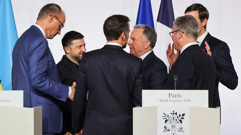প্যারিস বৈঠকের ফাঁকে ইউক্রেনের প্রেসিডেন্ট ভলোদিমির জেলেনস্কি ও ফ্রান্সের প্রেসিডেন্ট এমানুয়েল মাখোঁসহ ইউরোপীয় নেতারা। গতকাল মঙ্গলবার