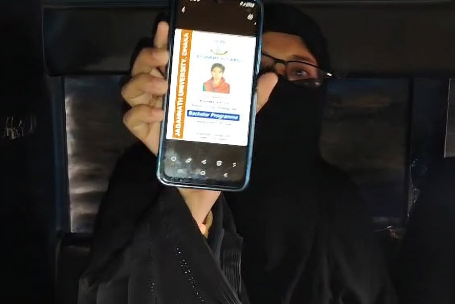 পুলিশের গাড়িতে তোলার পর ইসলামী ছাত্রশিবির–সমর্থিত ‘অদম্য জবিয়ান ঐক্য পরিষদের’ সহসভাপতি (ভিপি) প্রার্থী রিয়াজুল ইসলামের স্ত্রী মাহিমা আক্তার। তিনি বিশ্ববিদ্যালয়ের প্রাক্তন শিক্ষার্থী বলে পুলিশ জানিয়েছে