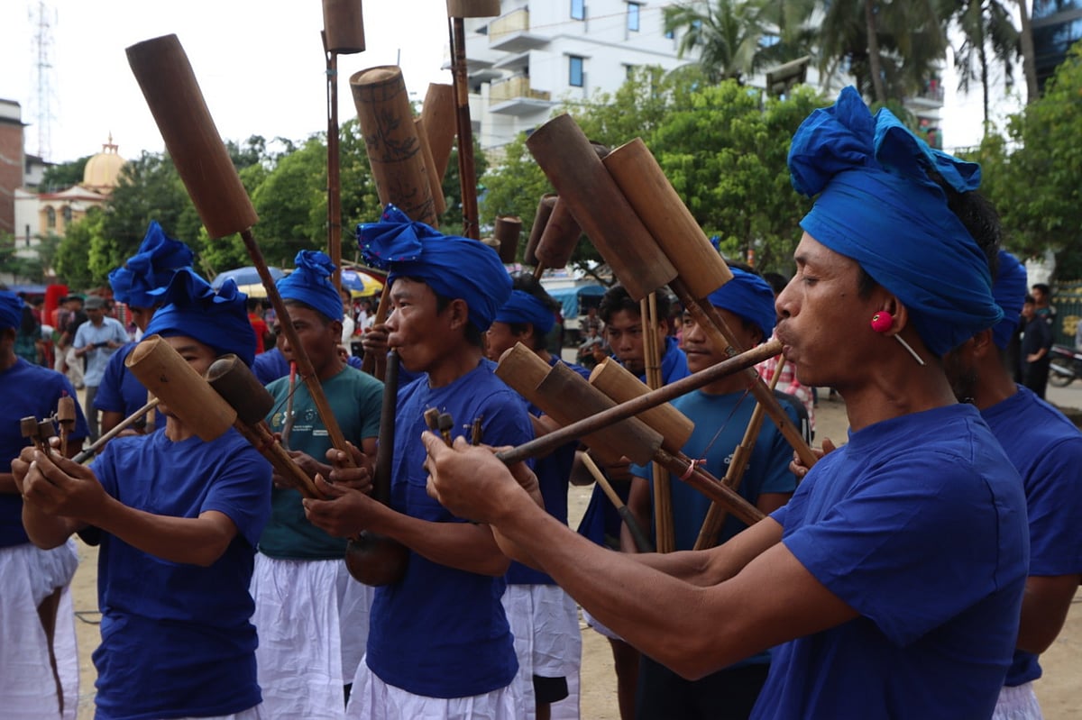 ঐতিহ্যবাহী পোশাক পরে প্লুং বাজাচ্ছেন ম্রো পুরুষেরা। সম্প্রতি বান্দরবানের  রাজার মাঠ এলাকা থেকে তোলা