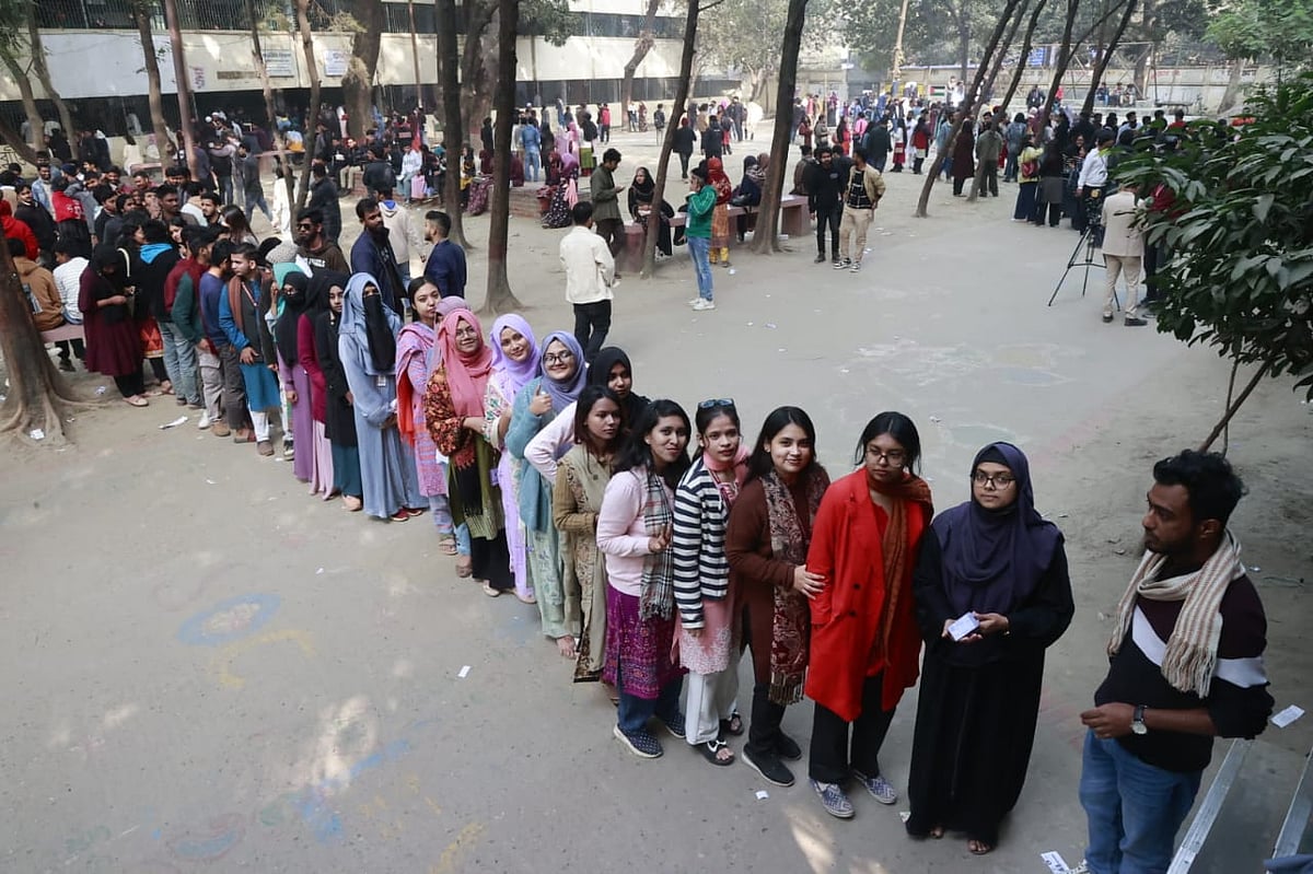 জকসু নির্বাচনে ভোটারদের লাইন। সমাজবিজ্ঞান ভবনের সামনে। আজ মঙ্গলবার দুপুরে