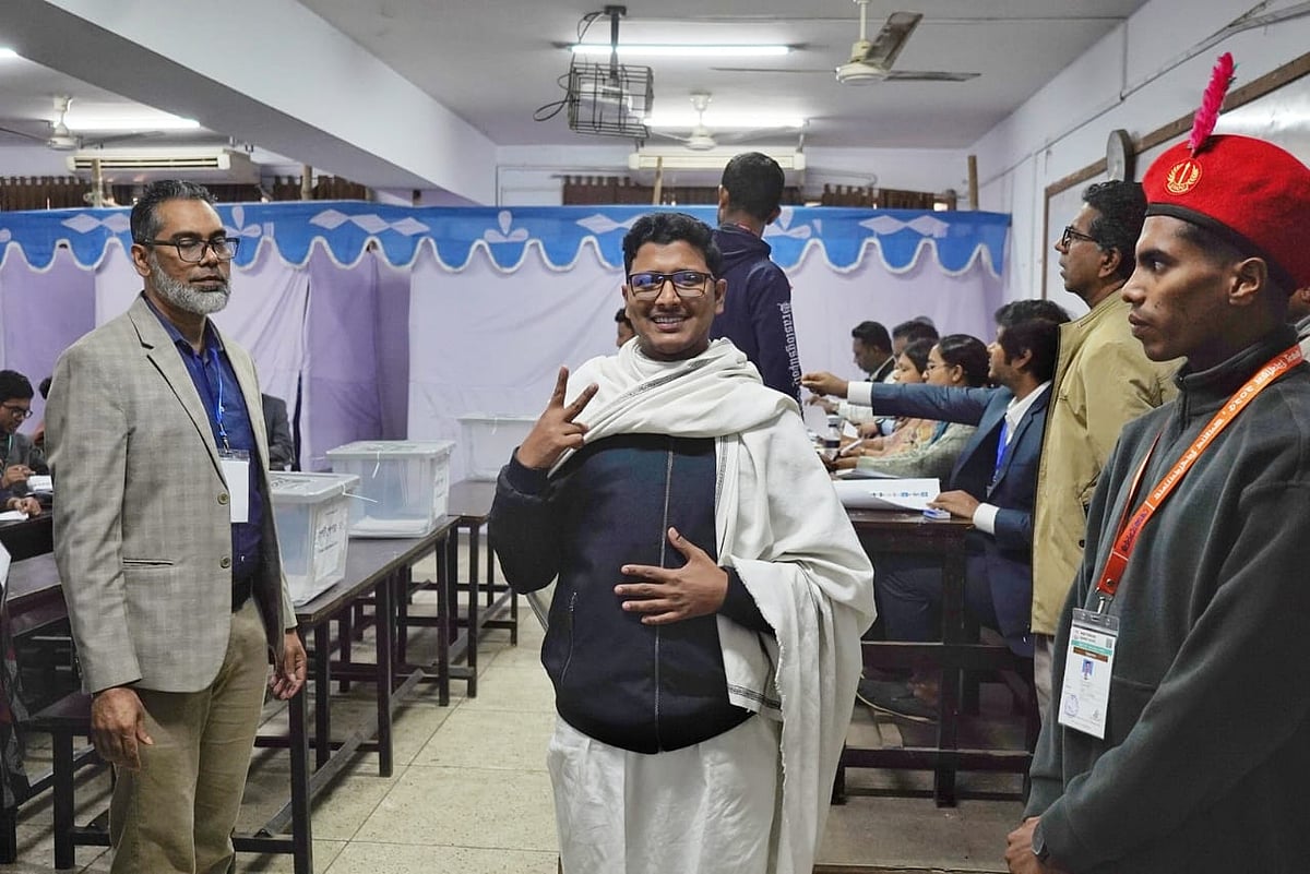 জকসু নির্বাচনে ভোট দেওয়ার পর বিজয়চিহ্ন দেখাচ্ছেন ছাত্রশিবির–সমর্থিত প্যানেলের ভিপি প্রার্থী রিয়াজুল ইসলাম