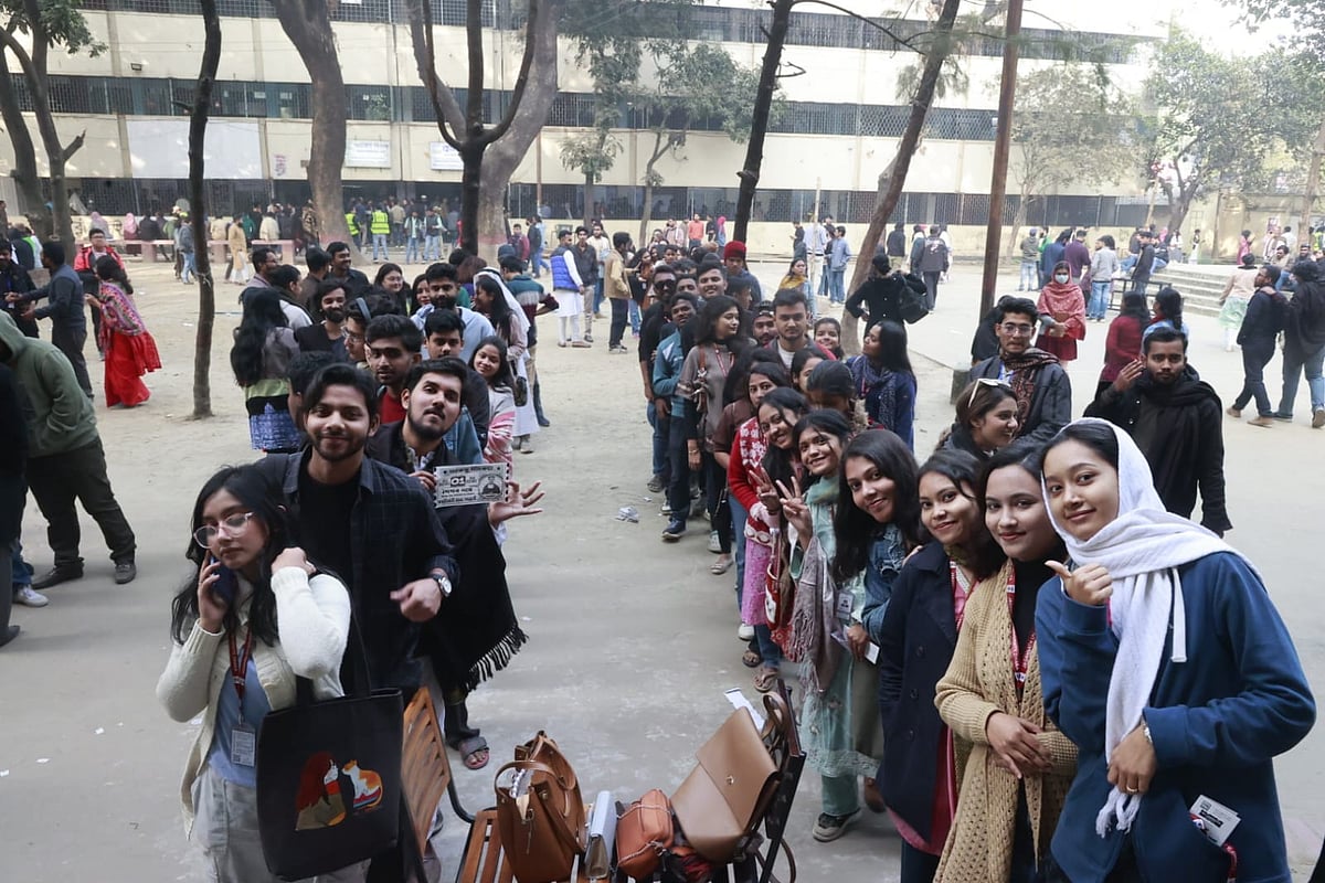 বিকেল ৩টার ৫ মিনিট আগে সমাজবিজ্ঞান বিভাগের সামনে ভোটারদের লম্বা লাইন। ৬ জানুয়ারি