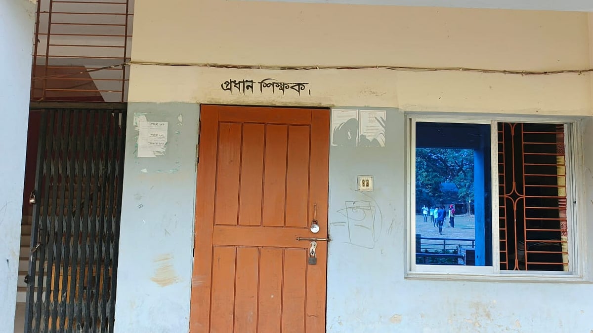 সুনামগঞ্জের লিয়াকতগঞ্জ স্কুল অ্যান্ড কলেজের প্রধান শিক্ষকের কক্ষে তালা দেওয়া হয়েছে। মঙ্গলবার সকালে