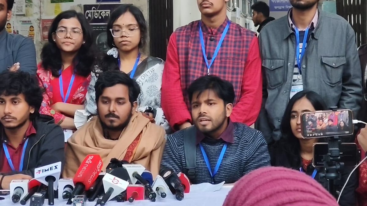 সংবাদ সম্মেলনে মওলানা ভাসানী ব্রিগেডের প্রার্থীরা। ভাষাশহীদ রফিক ভবন, জগন্নাথ বিশ্ববিদ্যালয়; ৬ জানুয়ারি ২০২৬