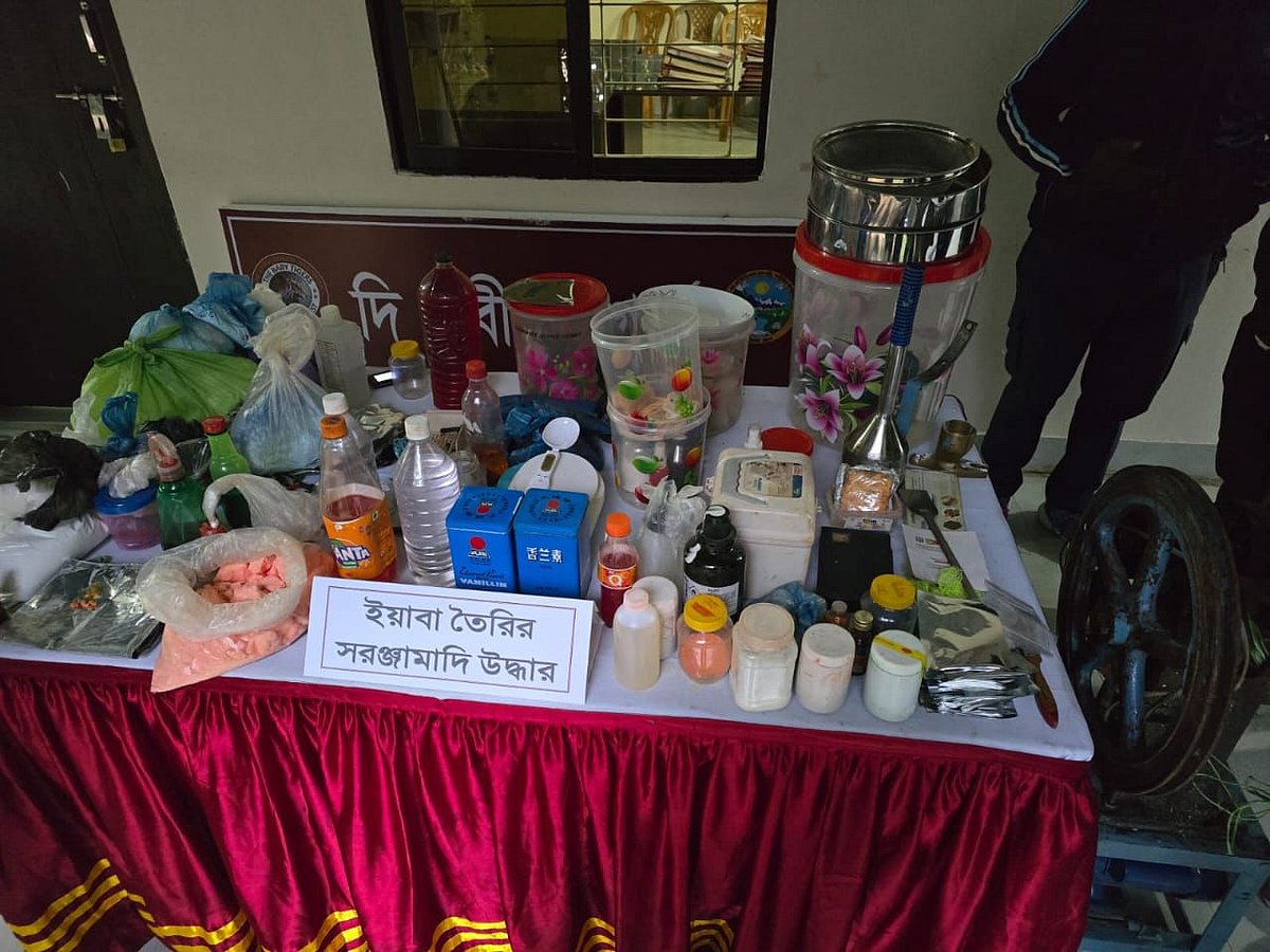 খাগড়াছড়ির দীঘিনালার দুর্গম পাহাড়ের একটি জুমঘরে গতকাল বিকেলে অভিযান চালিয়ে ১০টি ইয়াবা বড়ি এবং ইয়াবা তৈরির বিভিন্ন উপাদান ও সরঞ্জাম করে যৌথ বাহিনী