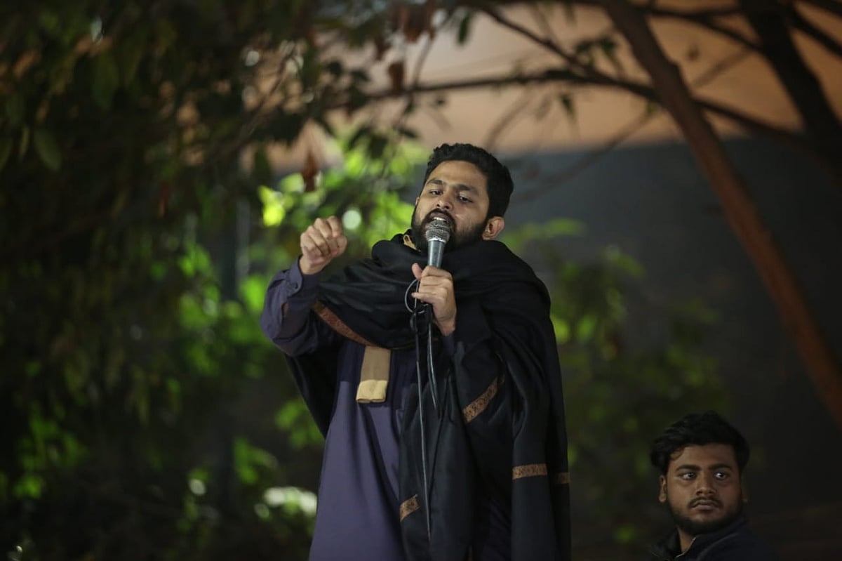 শাহবাগের জাতীয় জাদুঘরের সামনে মার্চ ফর ইনসাফ কর্মসূচি শেষে ইনকিলাব মঞ্চের সদস্যসচিব আবদুল্লাহ আল জাবের পিকআপ ভ্যানের ওপর দাঁড়িয়ে বক্তব্য দেন