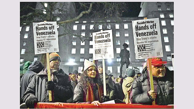 যুক্তরাষ্ট্রের হামলার বিরুদ্ধে এবং ভেনেজুয়েলার প্রতি সংহতি প্রকাশে প্ল্যাকার্ড হাতে বিক্ষোভ। গত সোমবার যুক্তরাজ্যের রাজধানী লন্ডনে