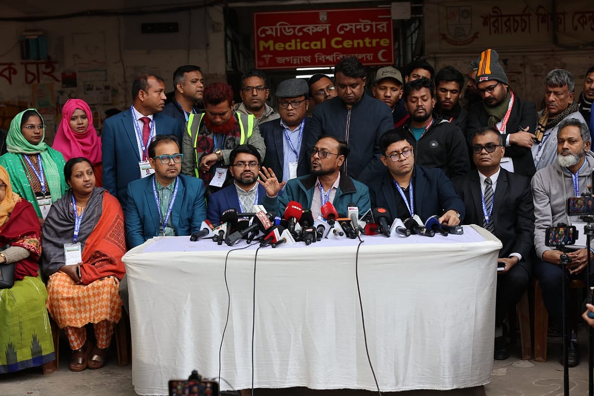 আজ মঙ্গলবার বিকেল সাড়ে চারটার দিকে সংবাদ সম্মেলনে বক্তব্য দেন জগন্নাথ বিশ্ববিদ্যালয় শিক্ষক সমিতির সভাপতি অধ্যাপক রইছ উদ্দিন