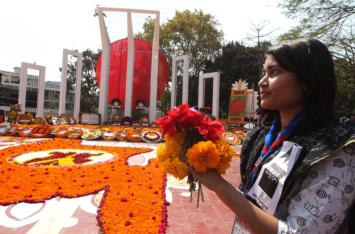 একুশের প্রভাতে শহিদ মিনারে ফুল দিয়ে শ্রদ্ধা নিবেদন করছেন এক দর্শনাথী