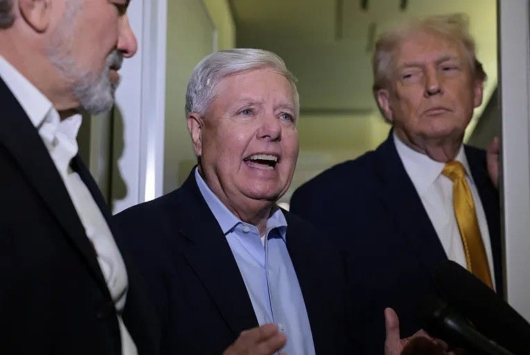 ফ্লোরিডা থেকে মেরিল্যান্ডে যাওয়ার পথে এয়ারফোর্স ওয়ানে প্রেসিডেন্ট ডোনাল্ড ট্রাম্পের সঙ্গে উগ্র পররাষ্ট্রনীতির সমর্থক মার্কিন সিনেটর লিন্ডসি গ্রাহাম। এ সময় দুজনই উড়োজাহাজের ভেতরে সাংবাদিকদের সঙ্গে কথা বলেন। ৪ জানুয়ারি ২০২৬, এয়ারফোর্স ওয়ান