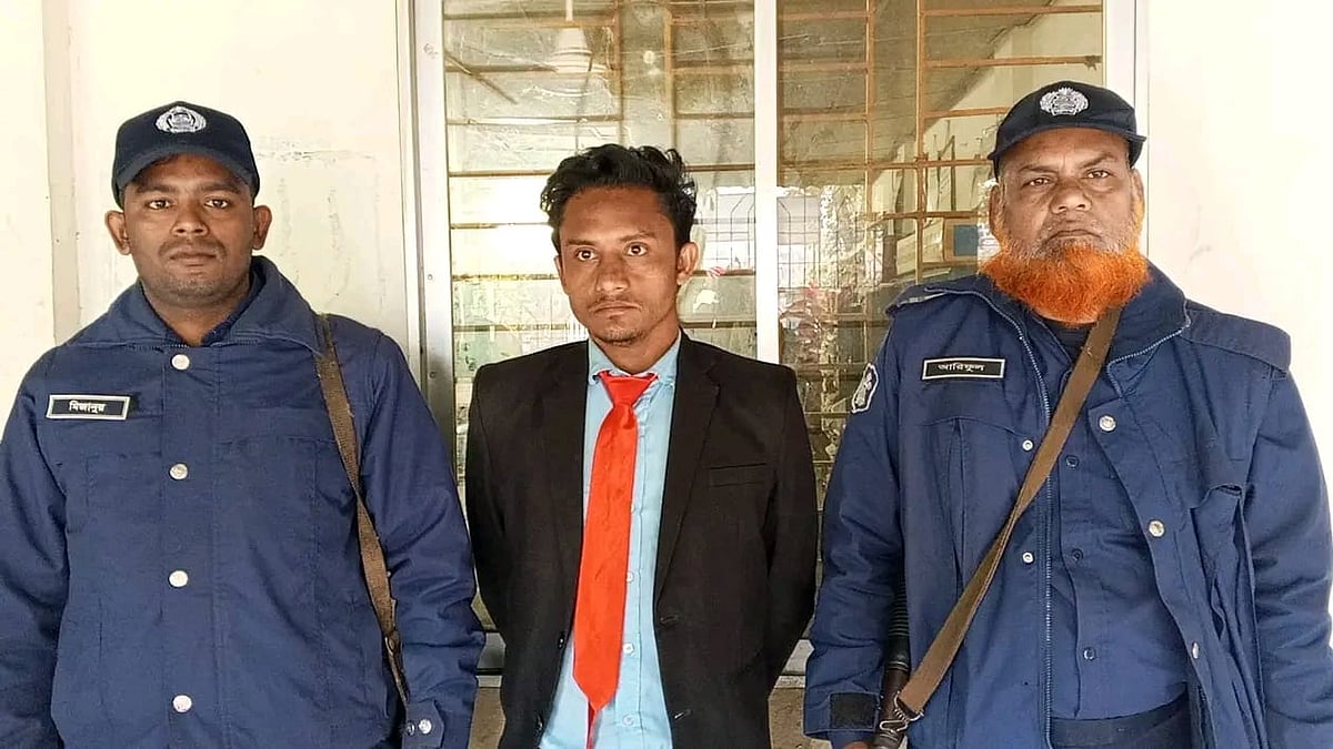 মানিক মিয়াকে আজ দুপুরে ময়মনসিংহ রেলওয়ে জংশন থেকে গ্রেপ্তার করে পুলিশ