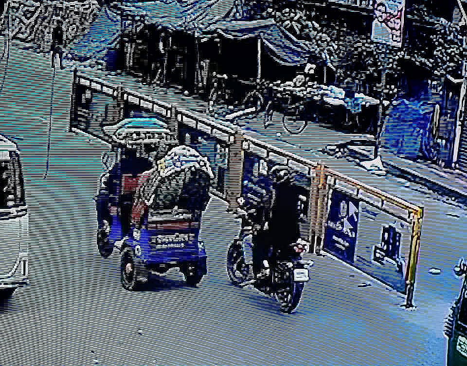 ব্যাটারিচালিত রিকশায় বসা শরিফ ওসমান বিন হাদিকে গুলি করেন মোটরসাইকেলের পেছনে বসা ব্যক্তি। ১২ ডিসেম্বর দুপুরে ঢাকার পুরানা পল্টনের বক্স কালভার্ট সড়কে