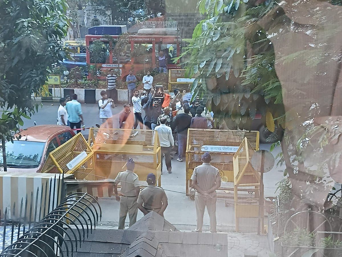 বাংলাদেশ উপহাইকমিশনের সামনে হিন্দুত্ববাদী সংগঠন বিশ্ব হিন্দু পরিষদের (ভিএইচপি) নেতা-কর্মীদের বিক্ষোভ। আজ বুধবার বিকেলে ভারতের মুম্বাইয়ে