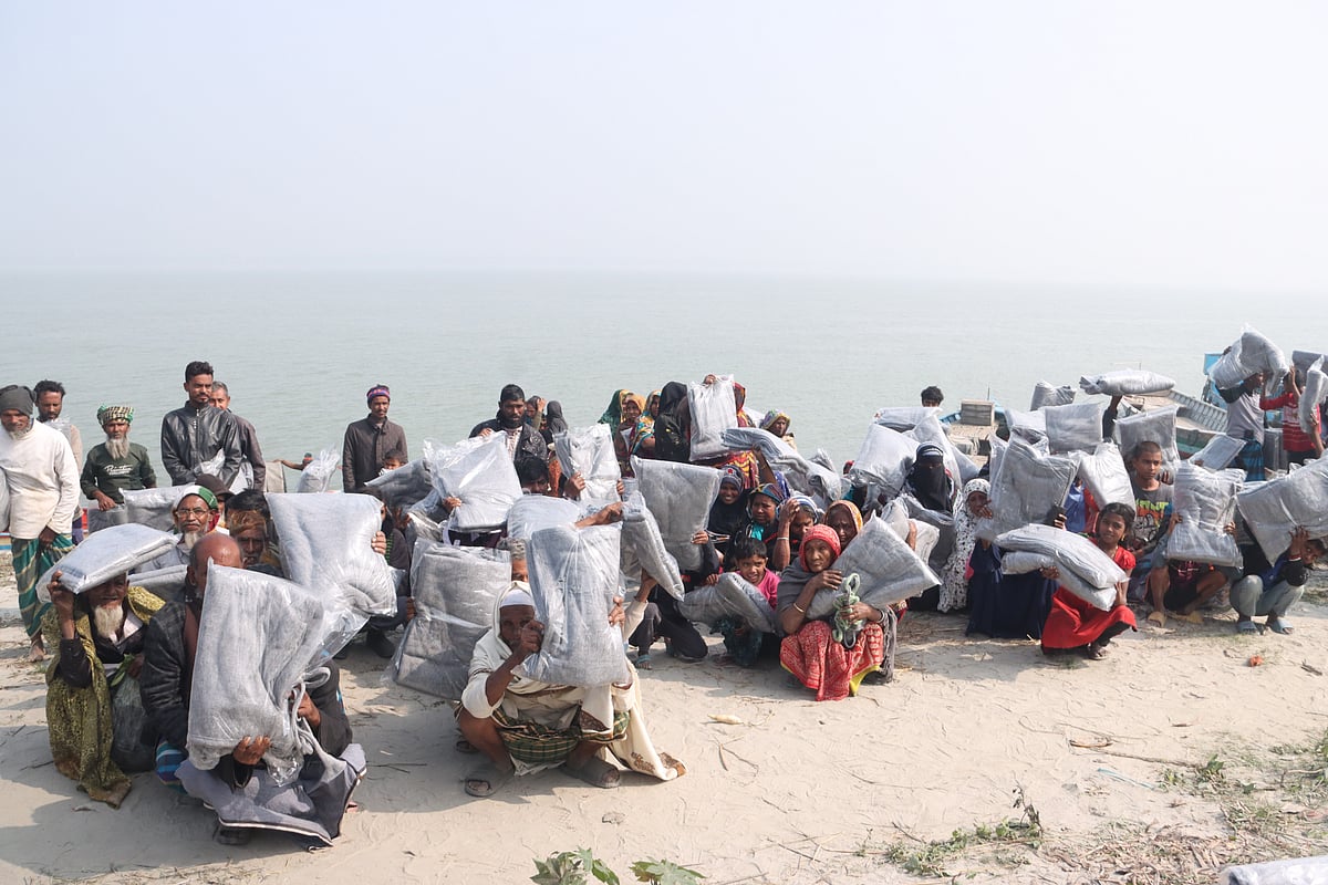 প্রথম আলো ট্রাস্টের উদ্যোগে দুর্গম চরাঞ্চলে শীতার্ত মানুষের মধ্যে কম্বল বিতরণ। বুধবার ফরিদপুরের সদরপুর উপজেলার দিয়ারা নারিকেল বাড়িয়া ইউনিয়নের নন্দলালপুরে