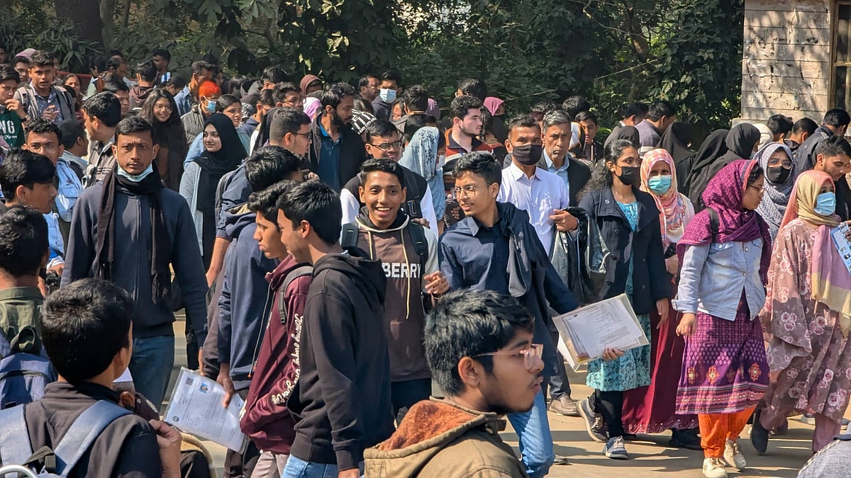 চট্টগ্রাম বিশ্ববিদ্যালয়ে ভর্তি পরীক্ষা দিতে আসা পরীক্ষার্থীদের একাংশ