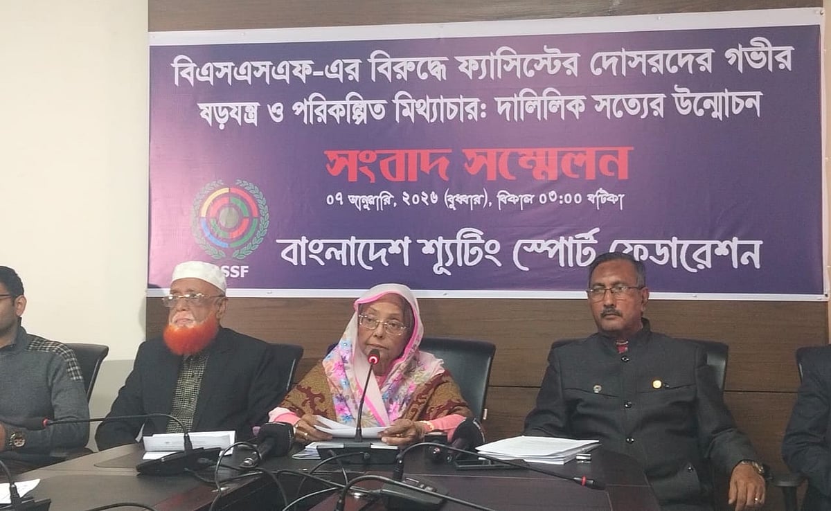 সংবাদ সম্মেলনে লিখিত বক্তব্য তুলে ধরেন শুটিং স্পোর্ট ফেডারেশনের সাধারণ সম্পাদক ফেরদৌস আরা খানম