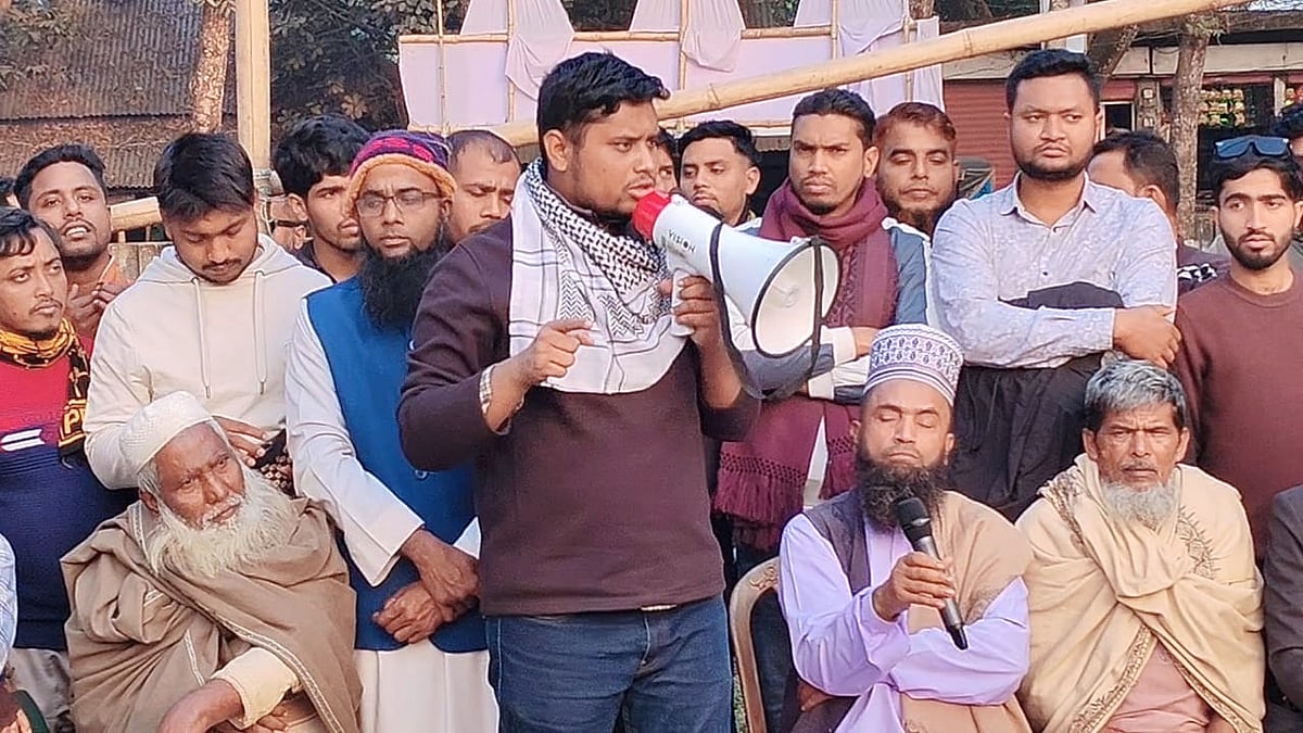 ‘আগ্রাসনবিরোধী পদযাত্রা’ কর্মসূচিতে এনসিপির দক্ষিণাঞ্চলের মুখ্য সংগঠক হাসনাত আবদুল্লাহ। বুধবার বিকেলে কুমিল্লার দেবীদ্বার উপজেলার ফতেহাবাদ সরকারি প্রাথমিক বিদ্যালয় মাঠে