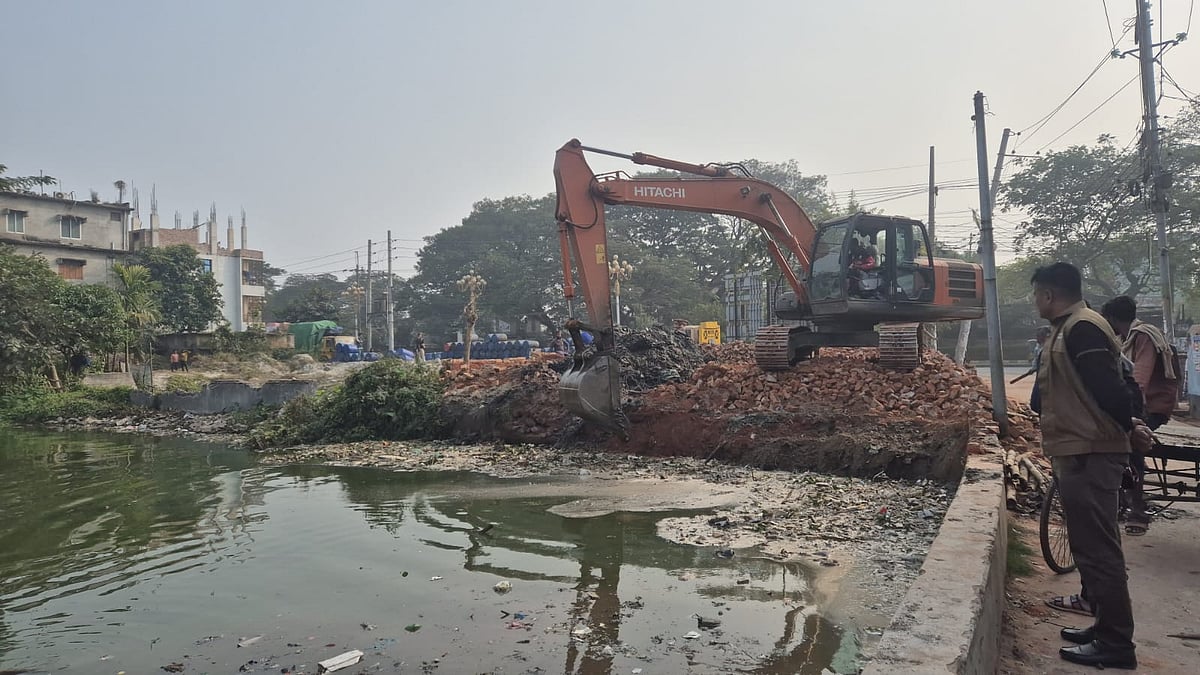 রাজশাহীতে অবৈধভাবে ভরাট করা পুকুর পুনঃকরণ করেছে প্রশাসন। মঙ্গলবার বিকেলে নগরের আহমদপুর এলাকায়