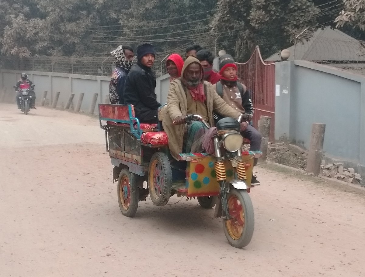 কুয়াশা না থাকলেও নওগাঁয় বয়ে যাচ্ছে মাঝারি শৈত্যপ্রবাহ। তীব্র শীত উপেক্ষা করে কর্মক্ষেত্রে ছুটেছেন কর্মজীবী মানুষেরা। বুধবার সকাল ৯টার দিকে নওগাঁ শহরের বিজিবি ব্রিজ এলাকায়