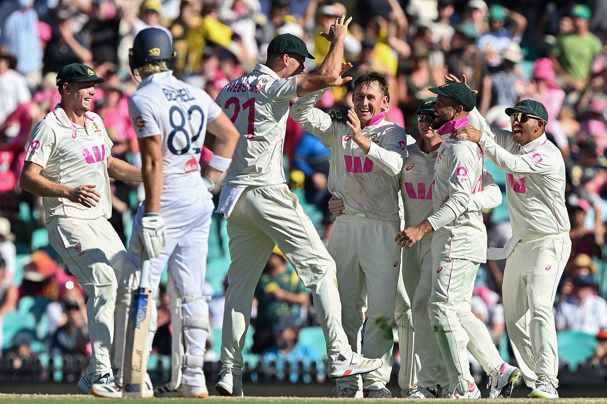 উইকেট নেওয়ার আনন্দে মাতোয়ারা অস্ট্রেলিয়া দল
