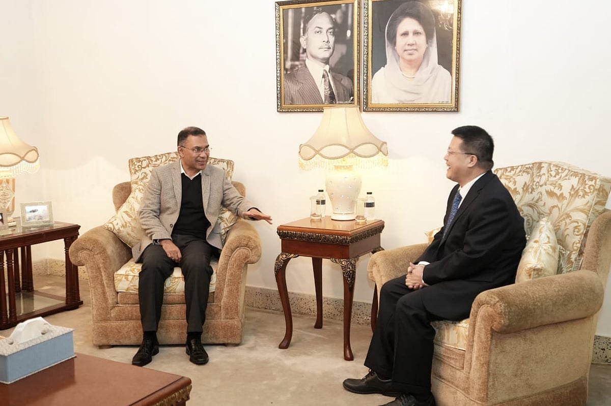 রাজধানীর গুলশানে বিএনপির চেয়ারপারসনের কার্যালয়ে দলের ভারপ্রাপ্ত চেয়ারম্যান তারেক রহমানের সঙ্গে সৌজন্য সাক্ষাৎ করেন চীনের রাষ্ট্রদূত ইয়াও ওয়েন। বুধবার, ৭ জানুয়ারি