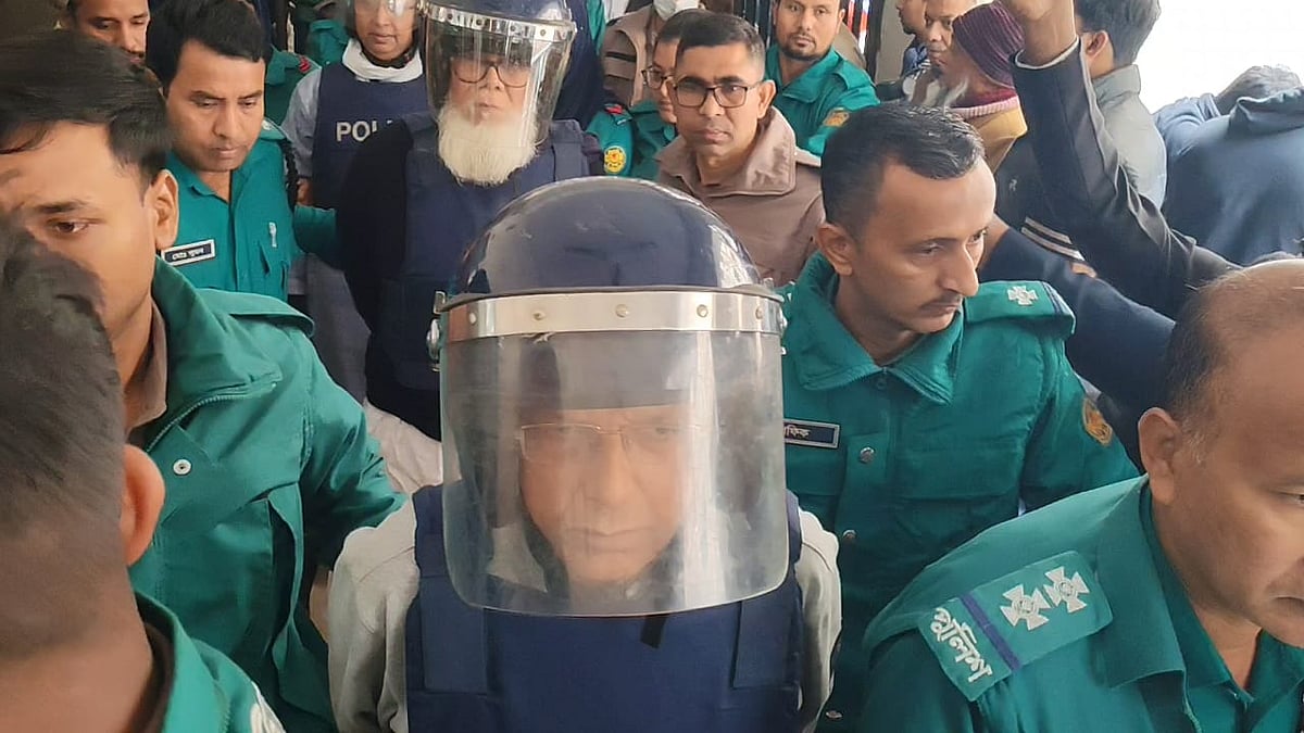 সাবেক আইনমন্ত্রী আনিসুল হক, সাবেক প্রধানমন্ত্রী শেখ হাসিনার উপদেষ্টা সালমান এফ রহমান ও সাবেক সমাজকল্যাণমন্ত্রী দীপু মনিকে আজ বুধবার ঢাকার বিচারিক আদালতে হাজির করা হয়