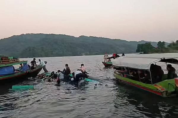 রাঙামাটির কাপ্তাই হ্রদে পর্যটকবাহী একটি নৌযান উল্টে যায়। ২৫ ডিসেম্বর বিকেলে