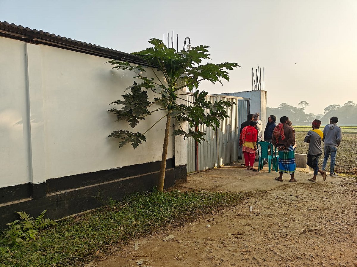 সুলতানপুর এলাকার এই বাড়ির সামনেই গত সোমবার রাতে খুন হন শরৎ চক্রবর্তী। আজ বুধবার দুপুরে নরসিংদীর পলাশ উপজেলার চরসিন্দুর ইউনিয়নে