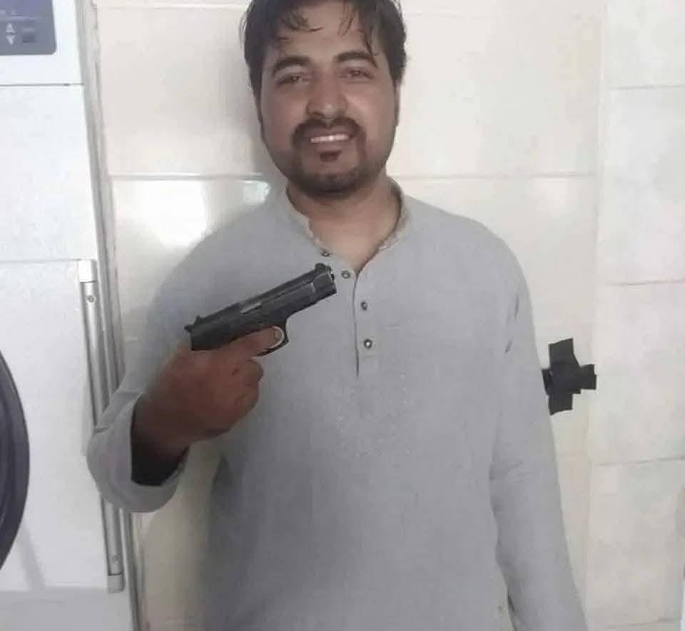 অস্ত্র হাতে সন্ত্রাসী শওকত আলী