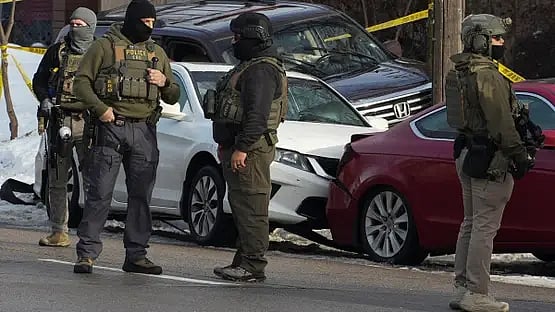 ঘটনাস্থলে আইসিই এজেন্টরা। যুক্তরাষ্ট্রের মিনেসোটা অঙ্গরাজ্যের মিনিয়াপোলিসে, ৭ জানুয়ারি ২০২৬