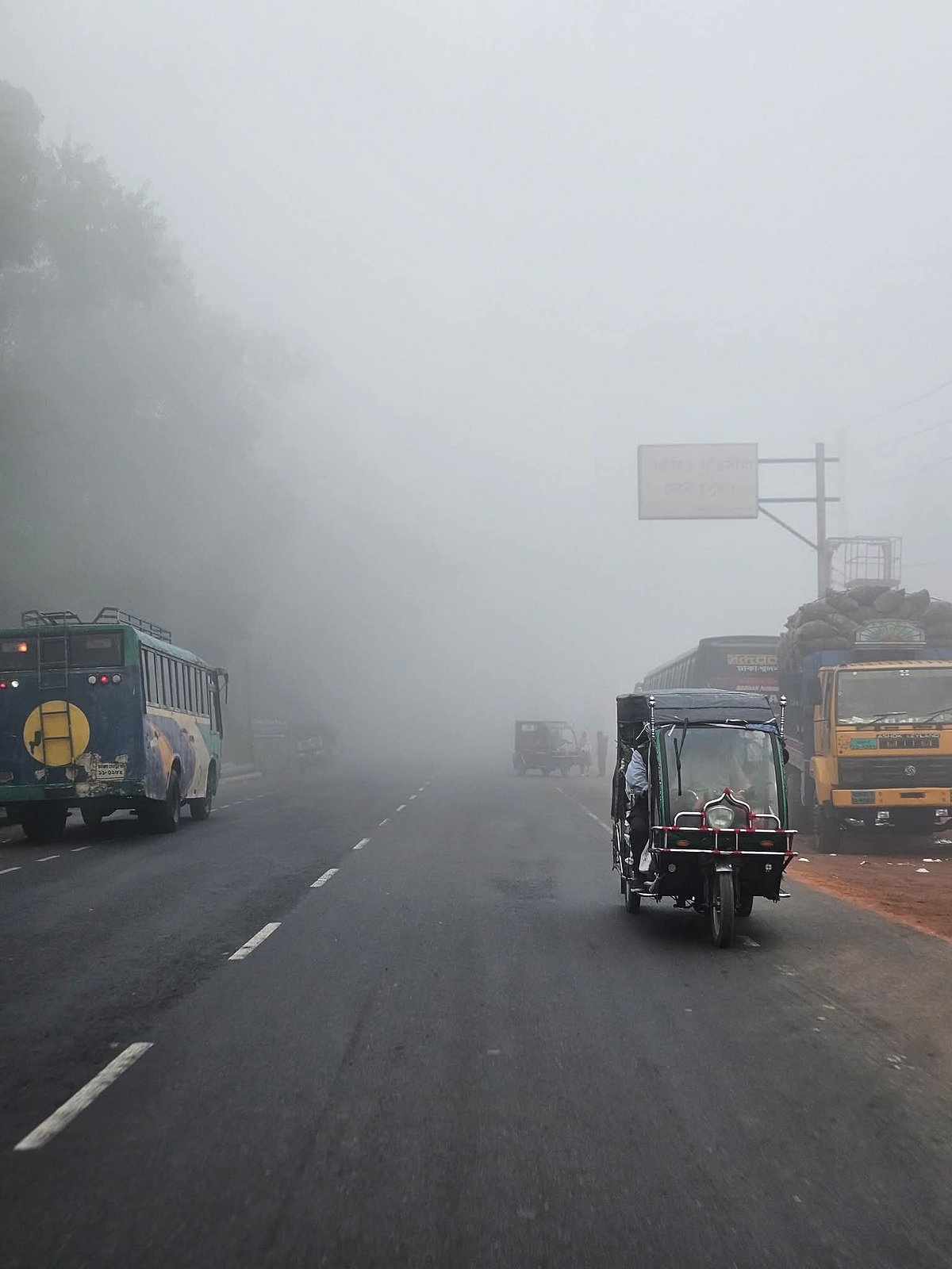 দেশজুড়ে বইছে শৈত্যপ্রবাহ। গোপালগঞ্জে শৈত্যপ্রবাহের সঙ্গে আছে ঘন কুয়াশা। এর মধ্যে রাস্তায় বের হয়েছেন অনেকে