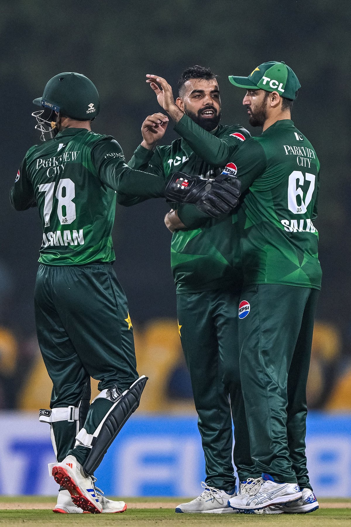 উইকেট পাওয়ার পর শাদাবকে (মাঝে) অভিনন্দন সালমান ও উসমানের