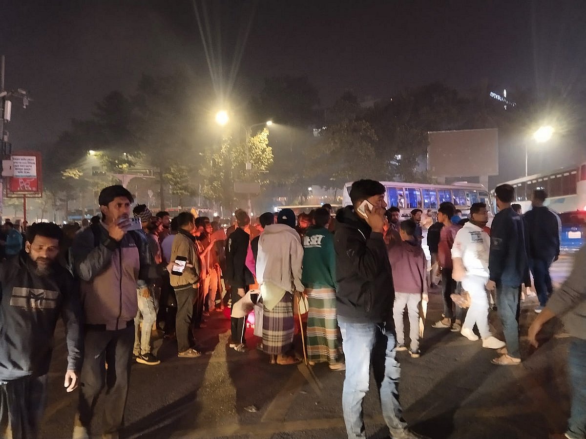 স্বেচ্ছাসেবক দলের নেতাকে গুলি করে হত্যার প্রতিবাদে বিক্ষোভ। আজ বুধবার রাতে কারওয়ানবাজারে সার্ক ফোয়ারা মোড়ে