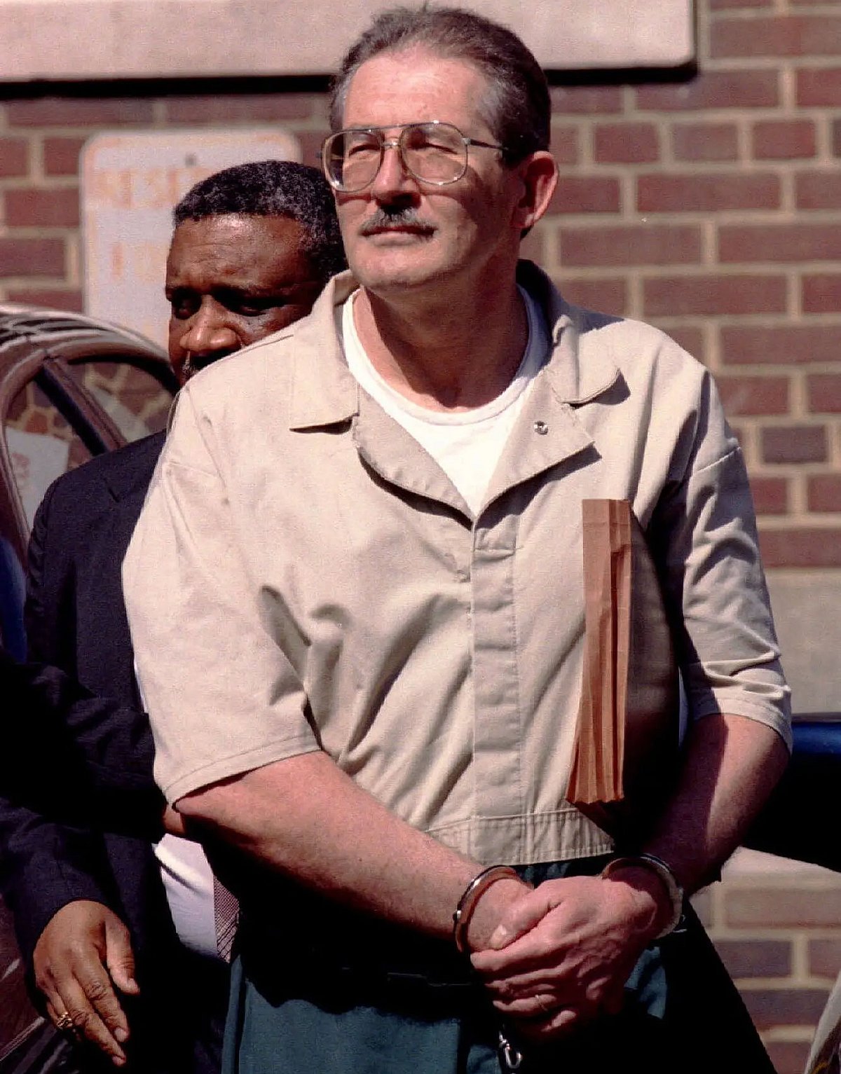 ১৯৯৪ সালে আদালত থেকে অলড্রিখ এইমসকে নিয়ে যাওয়া হচ্ছে