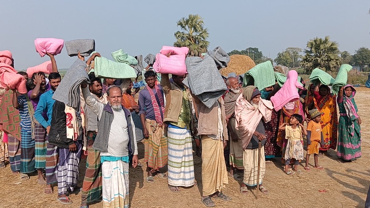 প্রথম আলো ট্রাস্টের উদ্যোগে শীতার্ত ১৫০ মানুষের মধ্যে কম্বল বিতরণ করা হয়। আজ বৃহস্পতিবার দুপুরে রাজবাড়ীর গোয়ালন্দ উপজেলার চর মহিদাপুর আশ্রয়কেন্দ্রের মাঠে