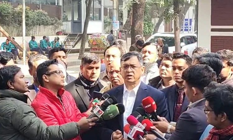 বিএনপির স্থায়ী কমিটির সদস্য সালাহউদ্দিন আহমদ। আজ বৃহস্পতিবার গুলশানে বিএনপির চেয়ারপারসনের রাজনৈতিক কার্যালয়ের সামনে