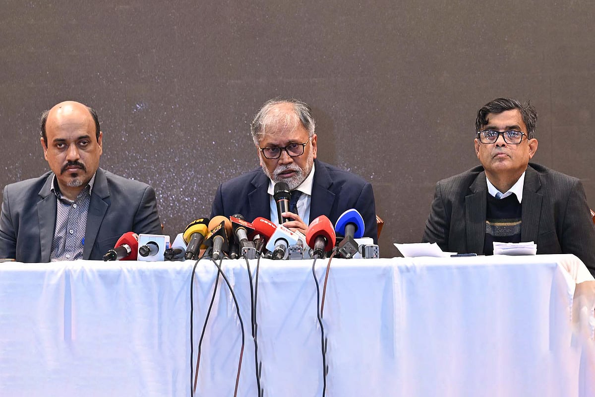 প্রধান উপদেষ্টার বিশেষ সহকারী (স্বাস্থ্য) অধ্যাপক মো. সায়েদুর রহমান আজ ঢাকায় ফরেন সার্ভিস একাডেমিতে উপদেষ্টা পরিষদের সভার সিদ্ধান্ত নিয়ে সাংবাদিকদের ব্রিফ করেন। এ সময় প্রধান উপদেষ্টার প্রেস সচিব শফিকুল আলম উপস্থিত ছিলেন