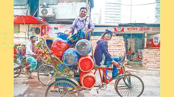 এলপিজি ব্যবসায়ীদের ধর্মঘটের কারণে সিলিন্ডার গ্যাস বিক্রির সব দোকান বন্ধ থাকায় ভোগান্তিতে পড়েন গ্রাহকেরা। ধর্মঘট প্রত্যাহারের পর দোকান থেকে সিলিন্ডার নিয়ে গন্তব্যে ফিরছেন এক ব্যক্তি। গতকাল বিকেলে রাজধানীর কারওয়ান বাজার এলাকায়