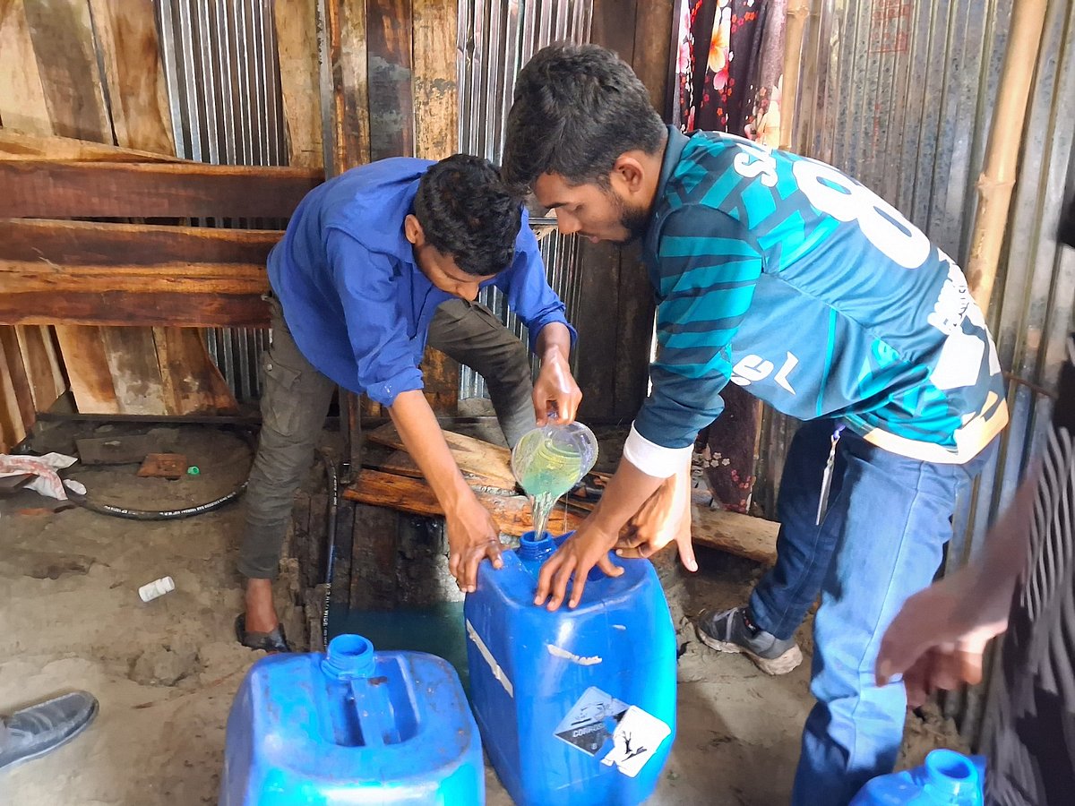 ঘটনাস্থল থেকে উপচে পড়া তেল সংগ্রহ করছেন বিপিসির কর্মীরা। আজ দুপুরে মিরসরাইয়ের হাদি ফকিরহাট এলাকা থেকে তোলা