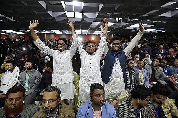 ইসলামী ছাত্রশিবির-সমর্থিত ‘অদম্য জবিয়ান ঐক্য’ প্যানেল থেকে ভিপি নির্বাচিত রিয়াজুল ইসলাম (মাঝে), জিএস নির্বাচিত আবদুল আলীম আরিফ (বাঁয়ে) ও এজিএস নির্বাচিত মাসুদ রানা (ডানে)। বুধবার দিবাগত রাত ১টায় জকসু নির্বাচনের ফল ঘোষণার পর