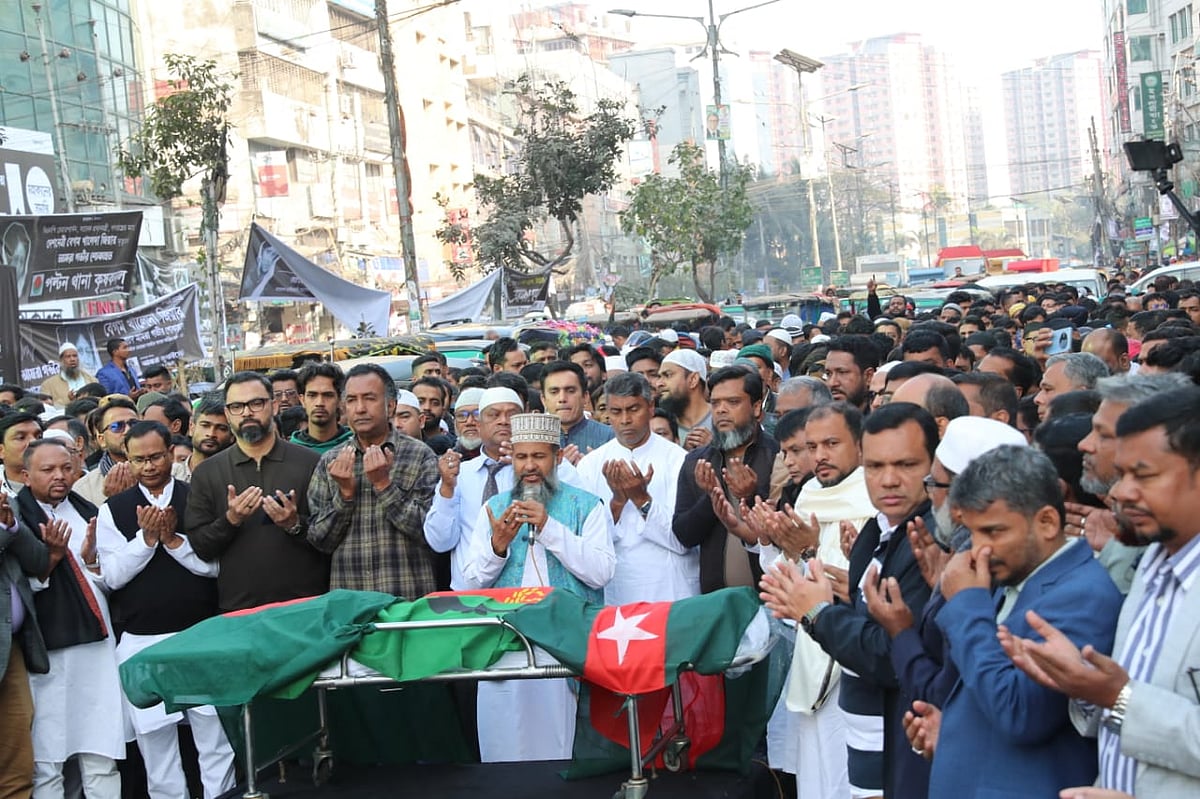 স্বেচ্ছাসেবক দলের নেতা আজিজুর রহমান ওরফে মুছাব্বিরের জানাজায় সংগঠনটির নেতা-কর্মীরা। আজ বৃহস্পতিবার দুপুরে নয়াপল্টনে বিএনপির কেন্দ্রীয় কার্যালয়ের সামনে