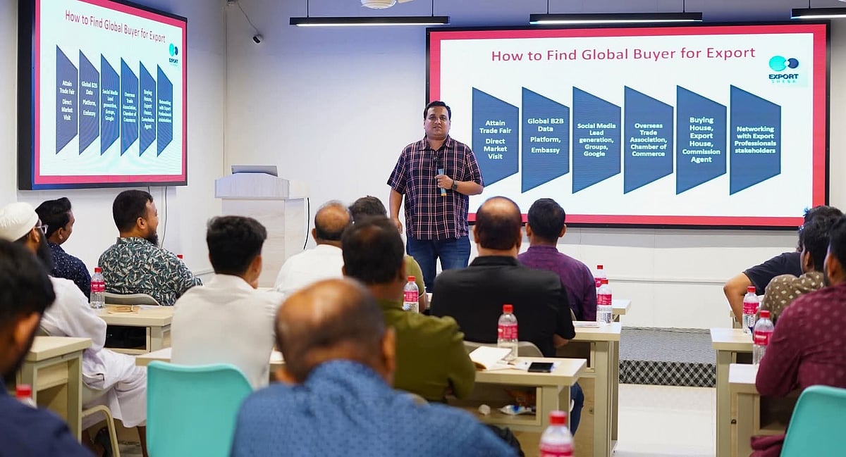 নতুন উদ্যোক্তাদের রপ্তানি সম্পর্কে ধারণা দিচ্ছেন এক্সপোর্ট সেবার প্রতিষ্ঠাতা জাহিদ হোসেন।