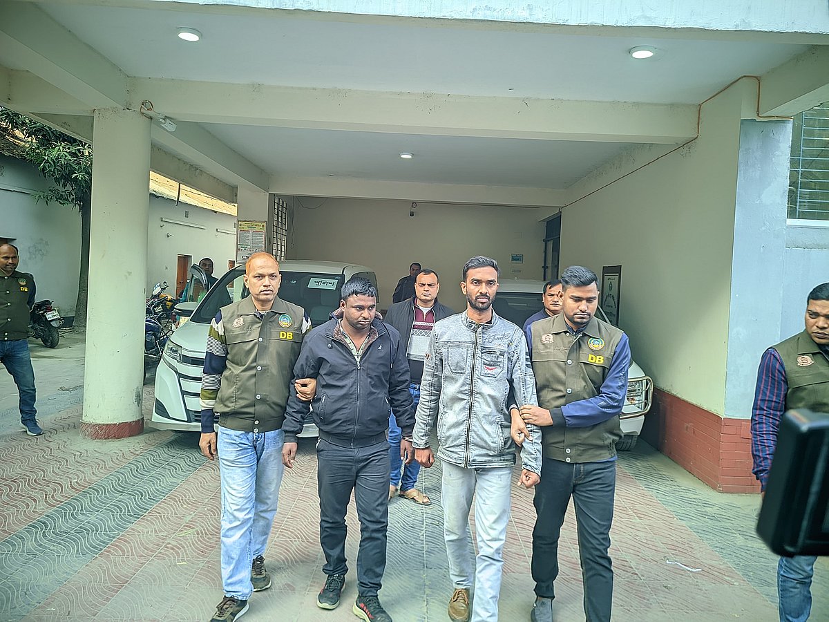 প্রাথমিক শিক্ষক নিয়োগ পরীক্ষার প্রশ্নপত্র ফাঁসের সঙ্গে জড়িত গ্রেপ্তার দুজন। আজ দুপুরে রংপুর মেট্রোপলিটন পুলিশের ডিবি কার্যালয়ে