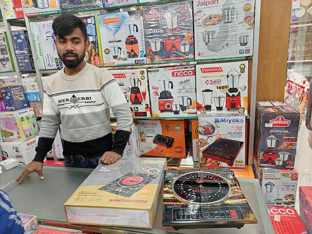 গ্যাসের সংকটের কারণে অনেকেই এখন বৈদ্যুতিক চুলা কিনছেন। ফলে পণ্যটির বেচাকেনা বেড়েছে। রাজধানীর মোহাম্মদপুর কৃষি মার্কেটের একটি দোকানে গ্রাহকদের বৈদ্যুতিক চুলা দেখাচ্ছেন বিক্রেতা।