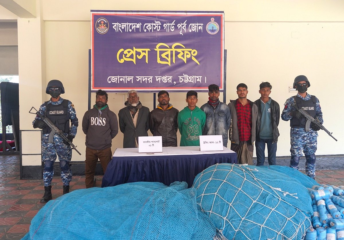 চট্টগ্রামের কর্ণফুলীতে মাছ ধরার নিষিদ্ধ নৌযান ‘আর্টিসানাল ট্রলিং’ জাল তৈরির মূল হোতা ভারতীয় নাগরিকসহ সাত কারিগরকে আটক করেছে কোস্টগার্ড। গতকাল সন্ধ্যায়