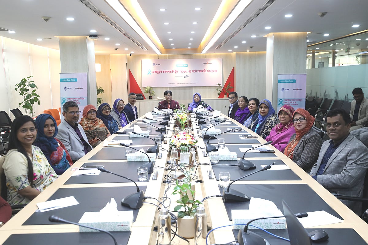 ‘জরায়ুমুখ ক্যানসার নির্মূল: ২০৩০ এর পথে অগ্রগতি ও চ্যালেঞ্জ’ শীর্ষক গোলটেবিল বৈঠকে অংশগ্রহণকারীরা।  ৭ জানুয়ারি ২০২৬ ঢাকার প্রথম আলো কার্যালয়ে